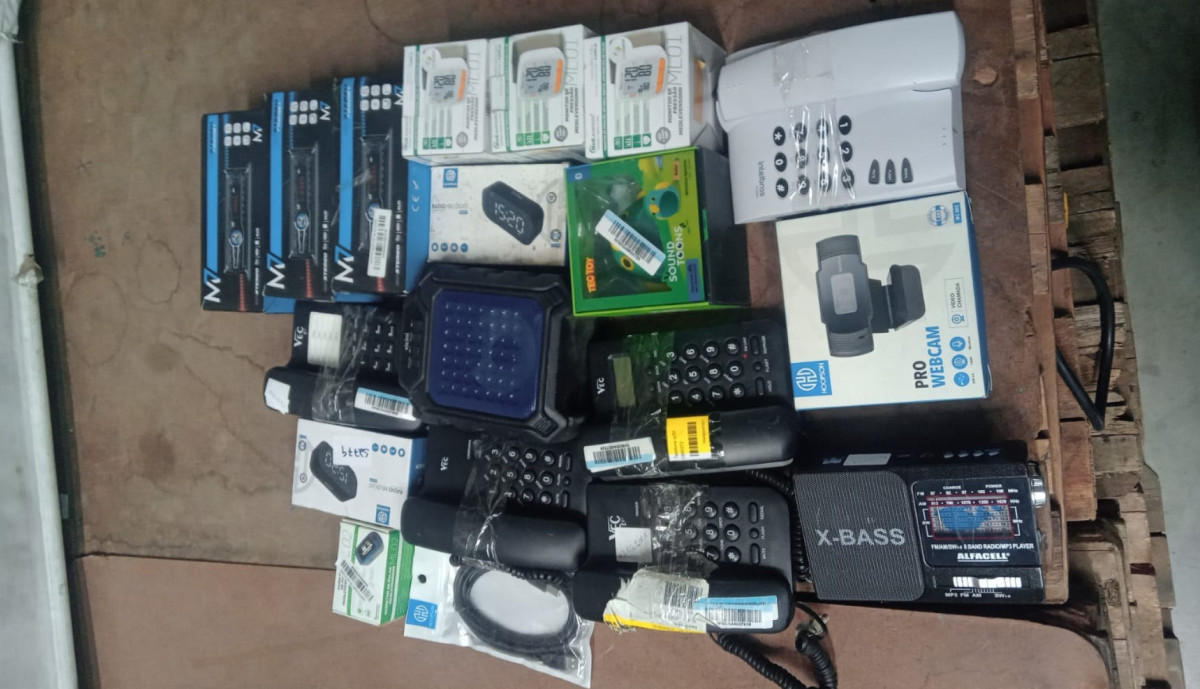 19 ITENS DIVERSOS, SENDO OXIMETRO, AUTORRADIOS, WEBCAM, APARELHOS DE PRESSÃO E ETC — foto 1