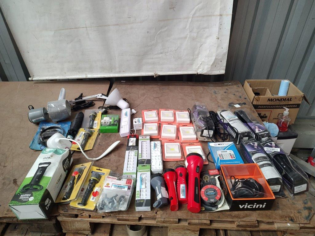APROXIMADAMENTE 38 ITENS DIVERSOS, SENDO LUMINÁRIAS, LANTERNAS, MICROFONES E ETC — foto 1