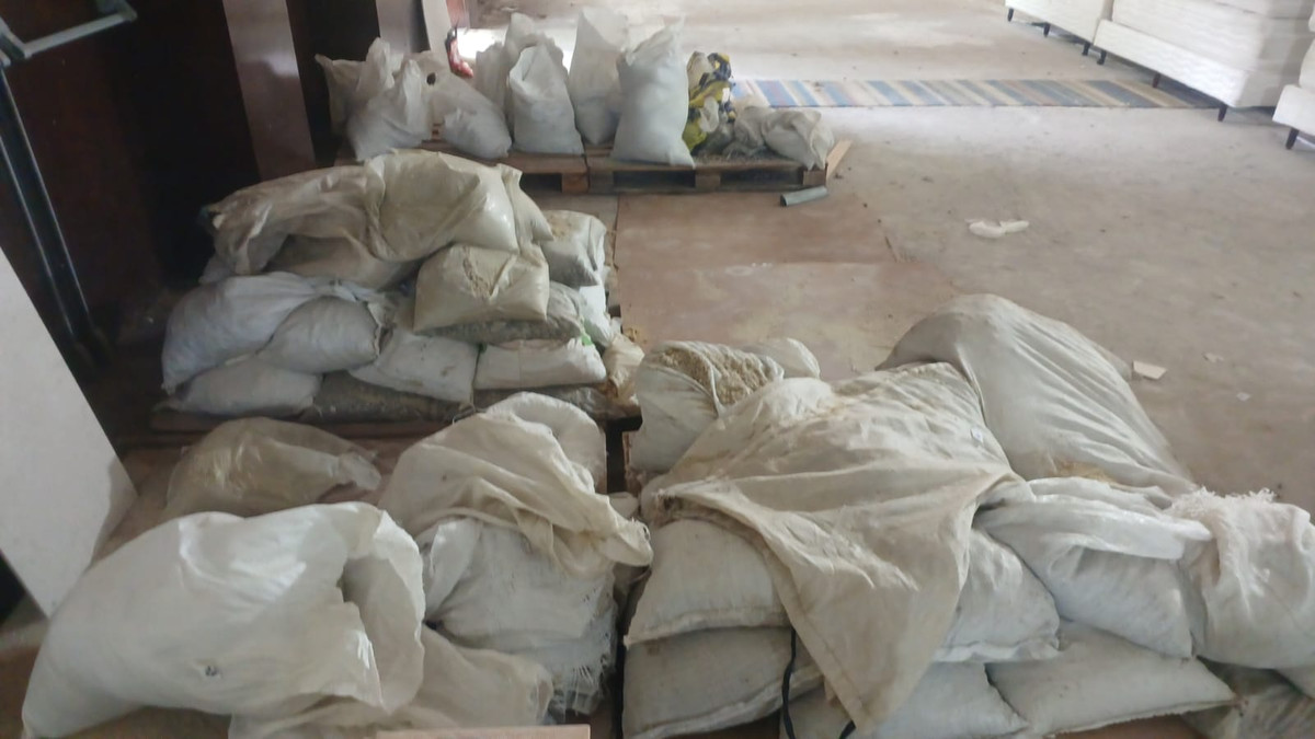 3 Pallets Com Sacos de Areia e Pedras Diversos