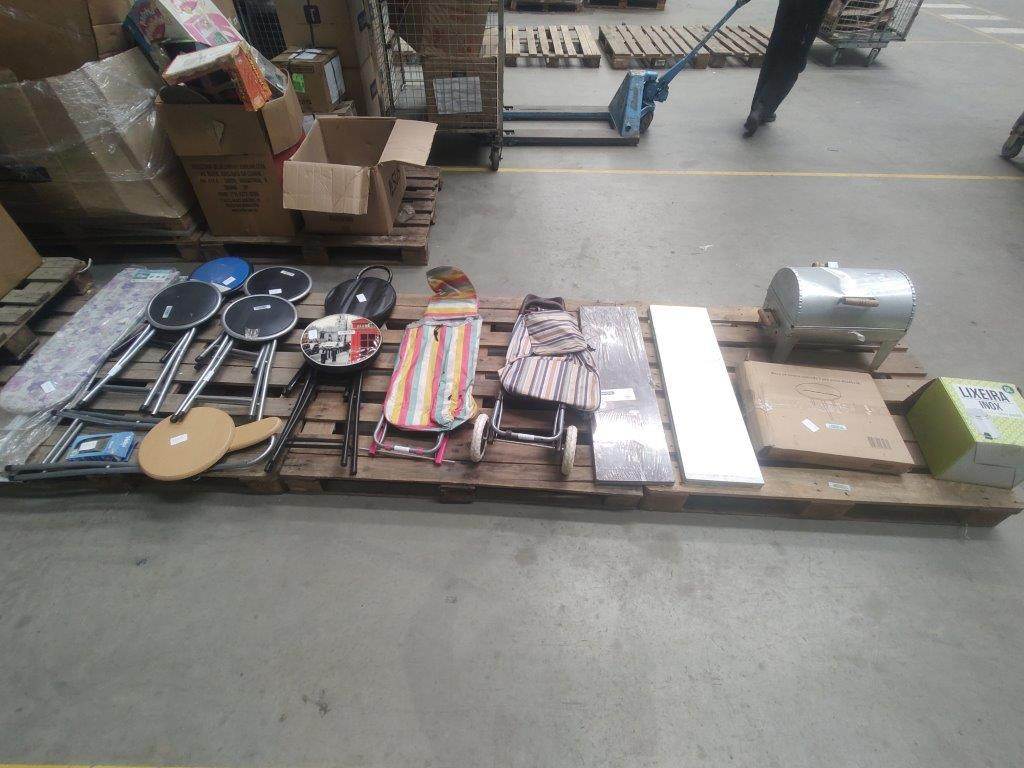 16 Itens Diversos, Sendo Banquetas, Cadeiras, Mesa, Lixeira e Etc