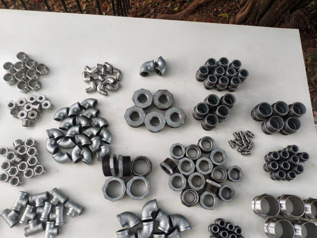 Lote com Cerca de 200 Conexões Galvanizadas e Inox