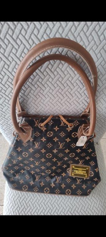 Bolsa Feminina Estruturada com Estampa Monograma