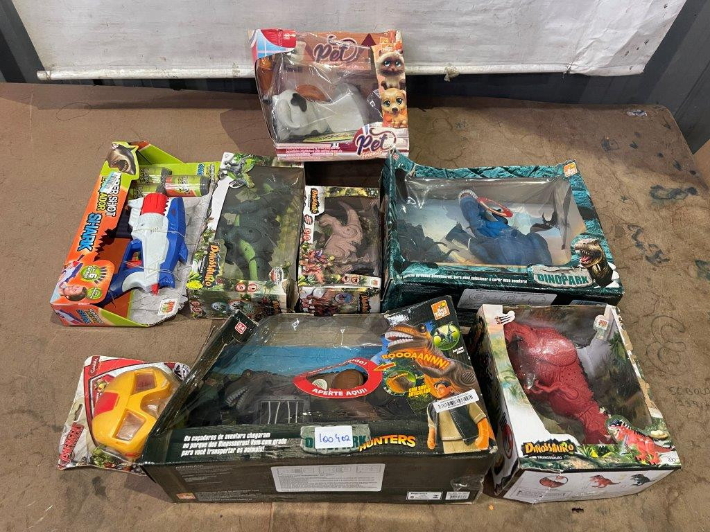 08 Brinquedos Sendo: 05 Dinos + 01 Lançador + 01 Mascara para Natação + 01 Pet Faz Xixi