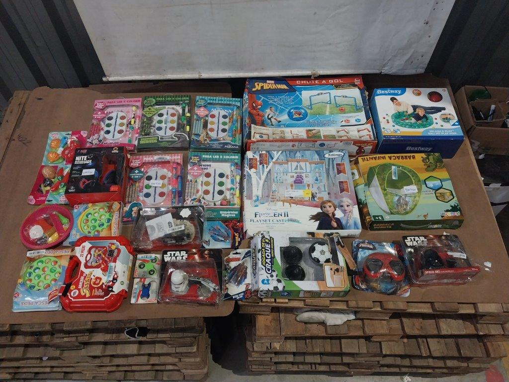 Aproximadamente 25 Brinquedos Diversos, Sendo Livros, Mini Aviões, Pescarias e Etc