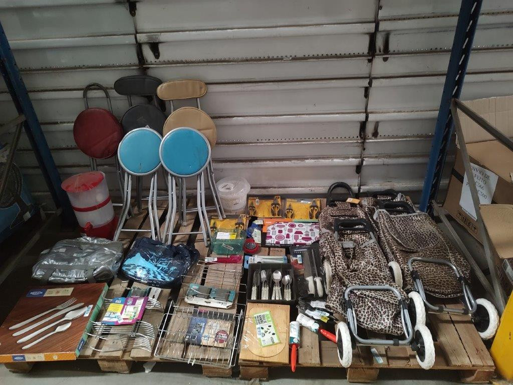 Aproximadamente 33 Itens Diversos, Sendo Banquetas, Bolsas Térmicas, Utensílios de Cozinha e Etc