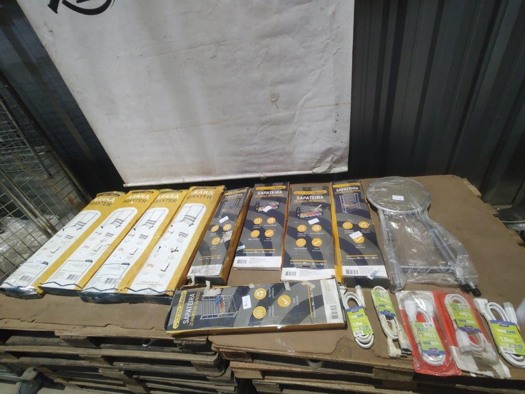 15 Itens Sendo: 04 Araras + 01 Banqueta + 05 Sapateiras + 05 Cordões Prolongadores