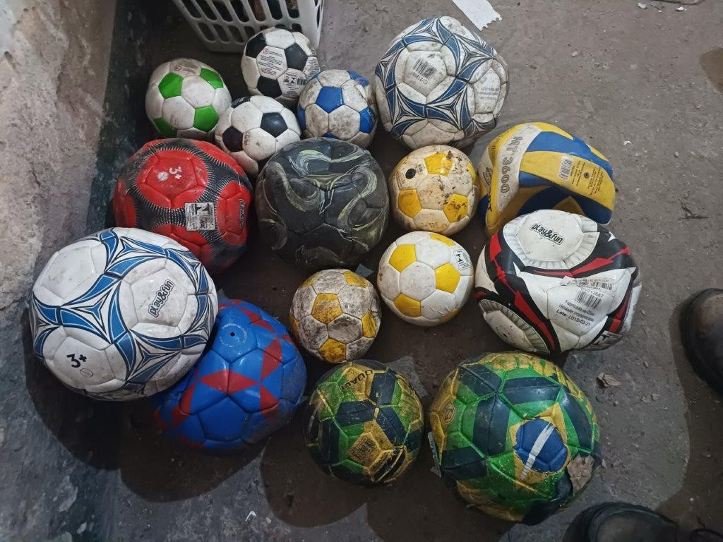 16 Bolas Diversas - Podendo Conter Defeitos Ou Ser Sucata