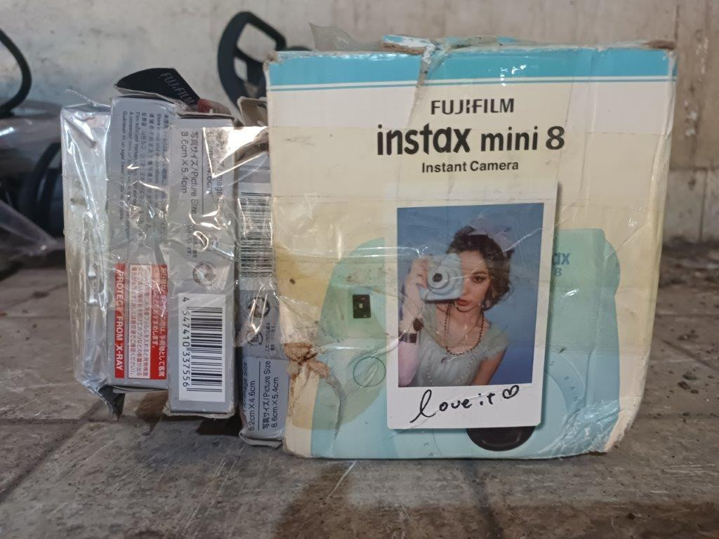 Câmera Instax Mini 8 + 04 Embalagens Com 10 Folhas De Fotografia - Podendo Conter Defeitos Ou Ser Sucata