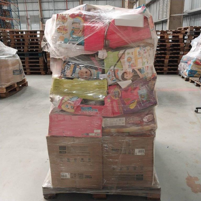 Pallet Fechado Contendo Aproximadamente 95 Brinquedos