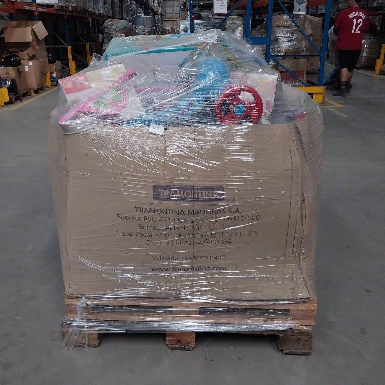 Pallet Fechado Contendo Aproximadamente 77 Brinquedos