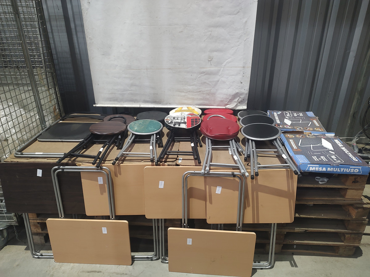 20 Itens Sendo: 11 Banquetas + 01 Cadeira + 08 Mesas