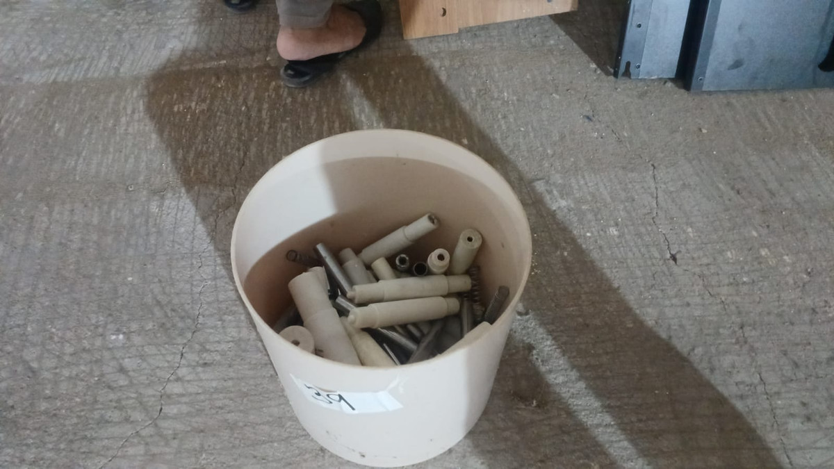 Lixeirinha com diversos suportes para papel higiênico