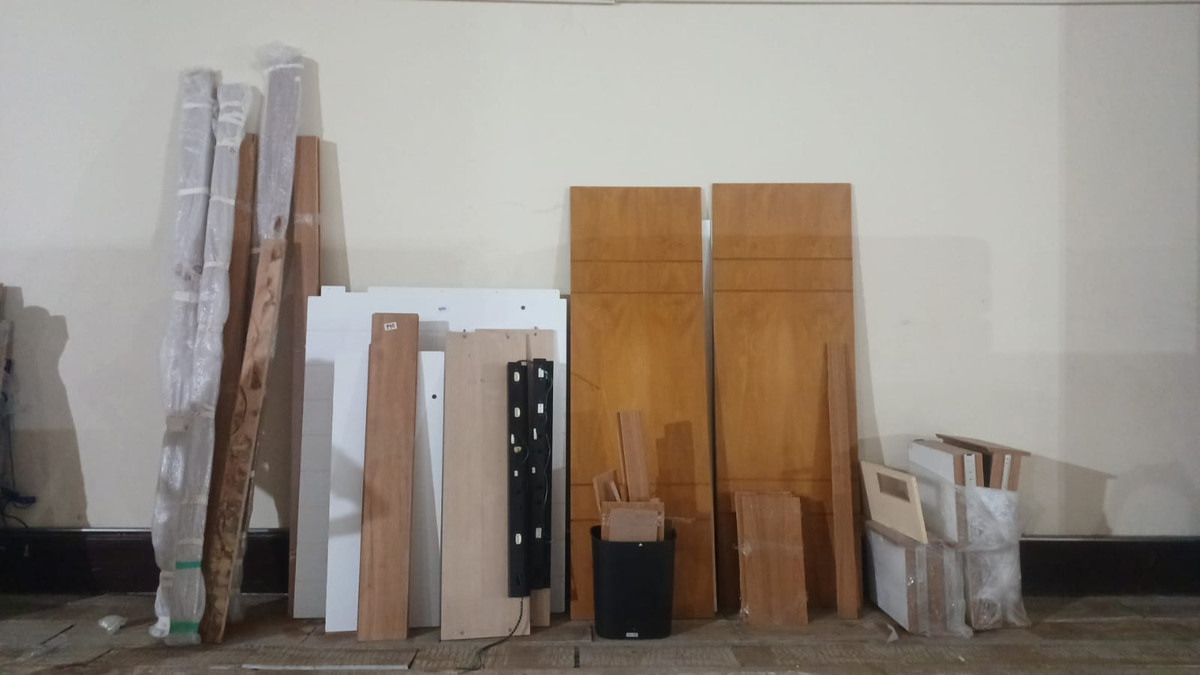Madeiras e portas diversas