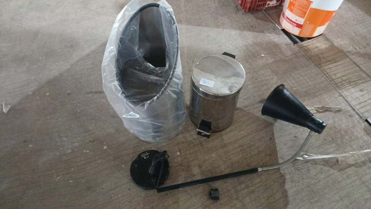 Lixeira com avaria mais luminária mais suporte para extintor