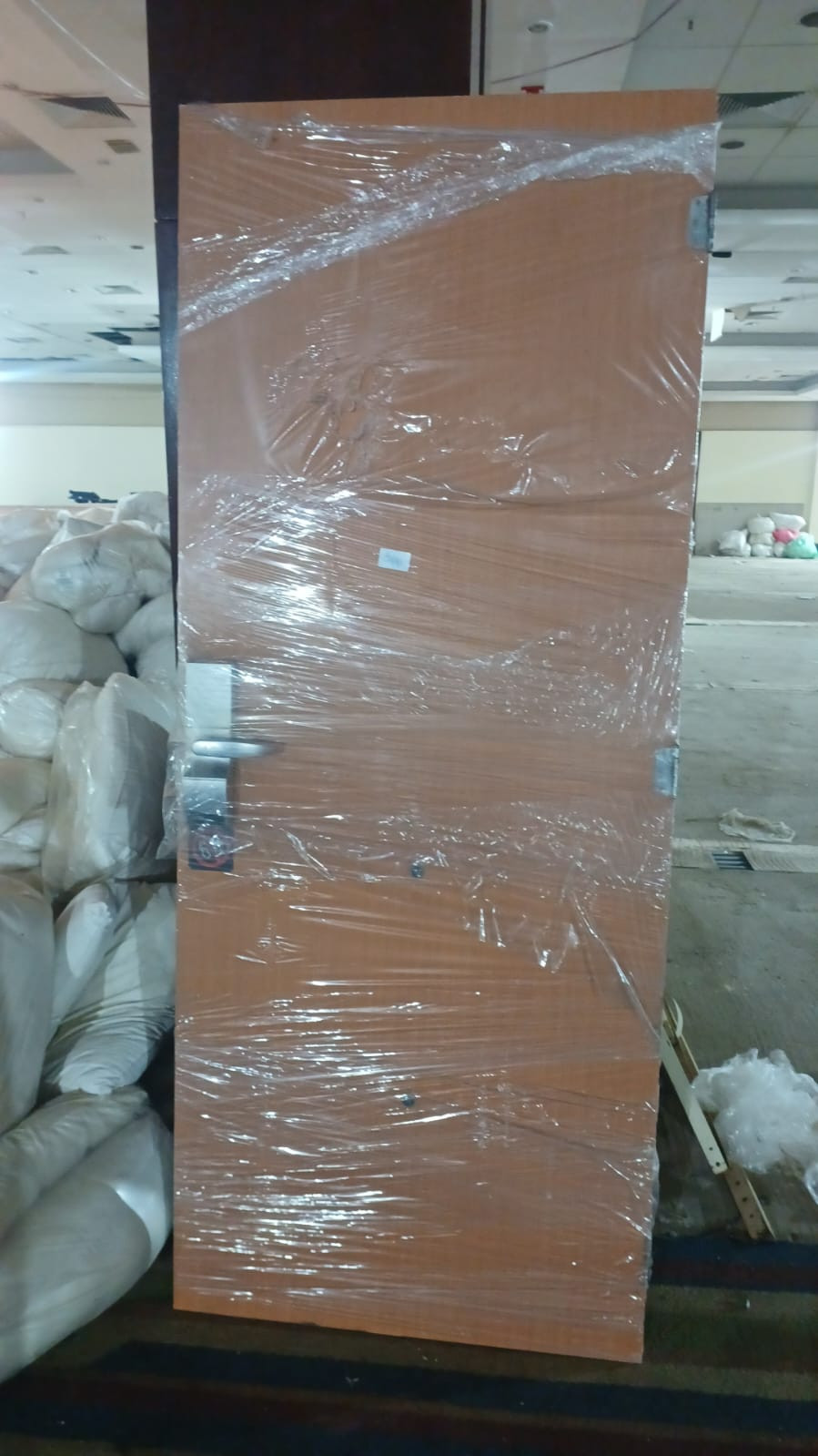 Porta em madeira com fechaduras e dobradiças