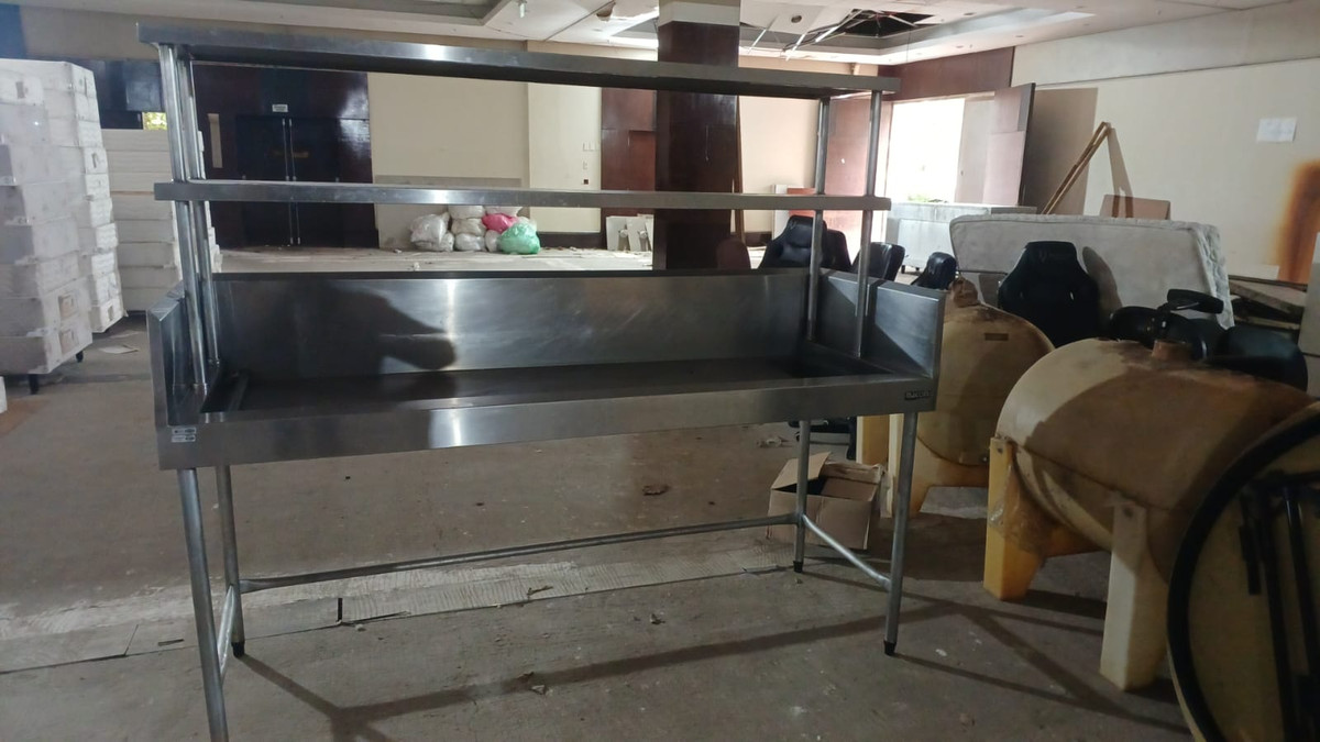 Bancada com estantes de inox