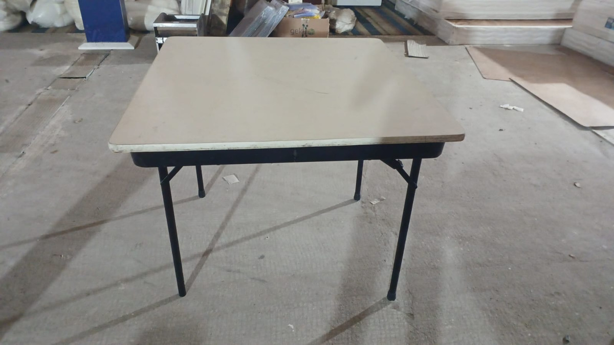 Mesa quadrada com pés dobráveis