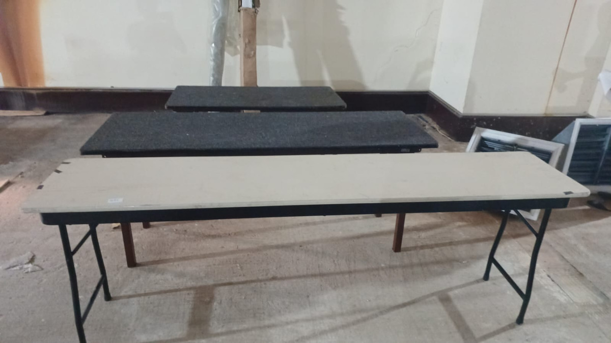 Três mesas (sendo duas com tampo em velcro)