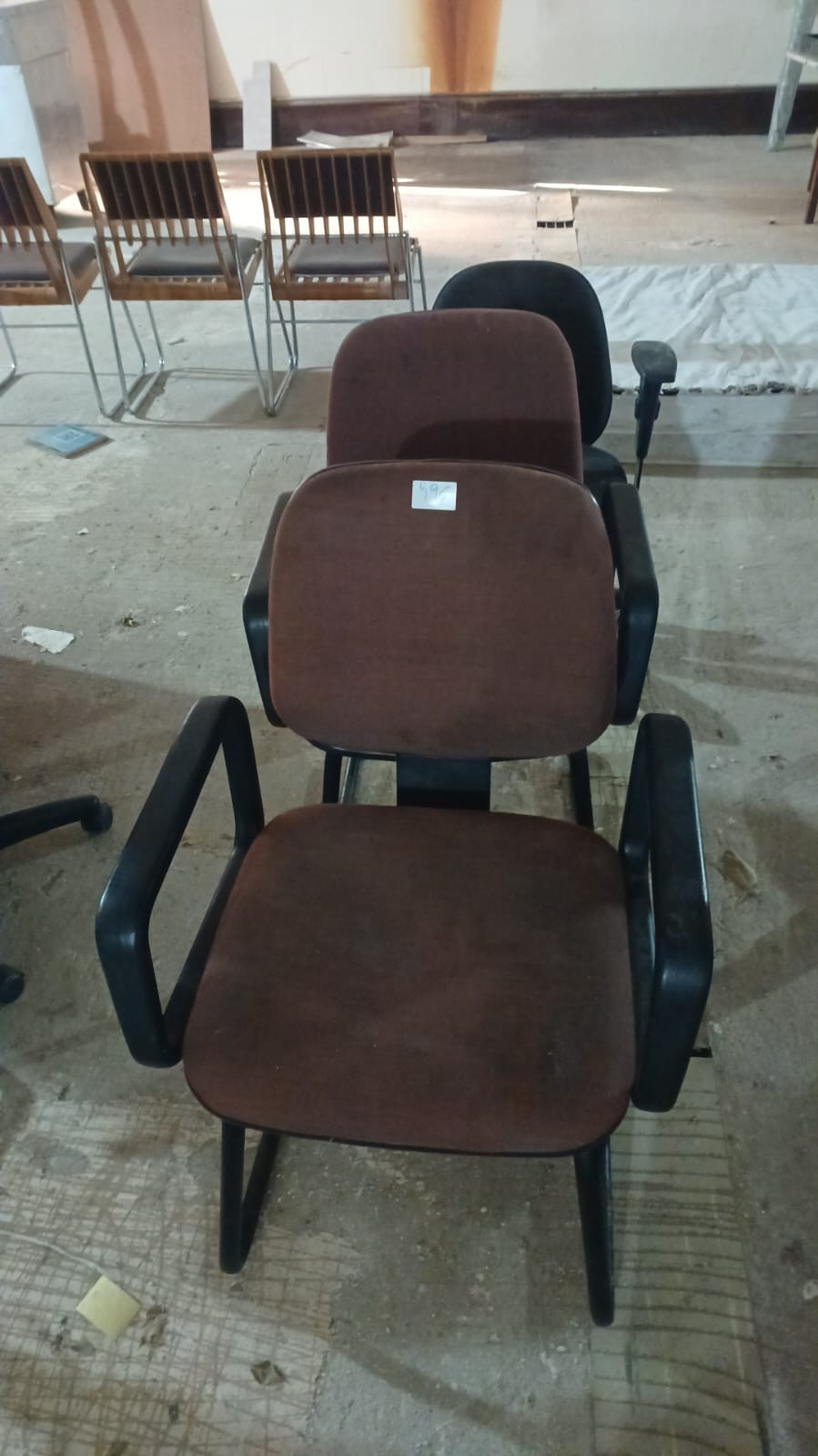 3 cadeiras (2 fixas + 1 com rodinha)