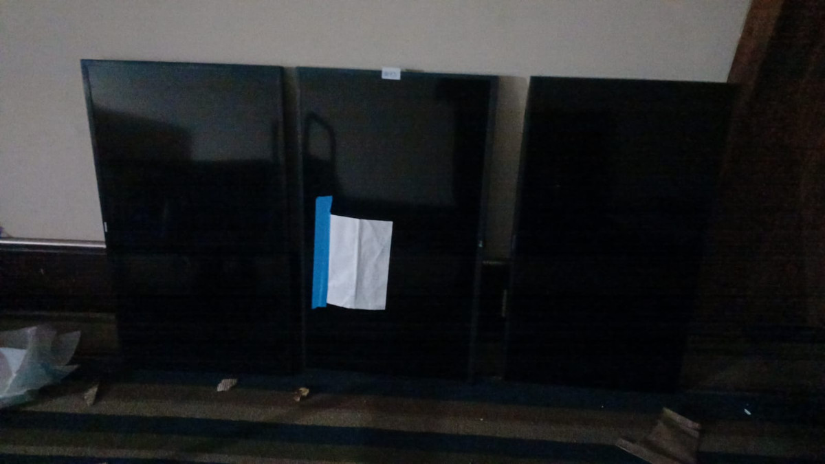 3 TVs - com avaria