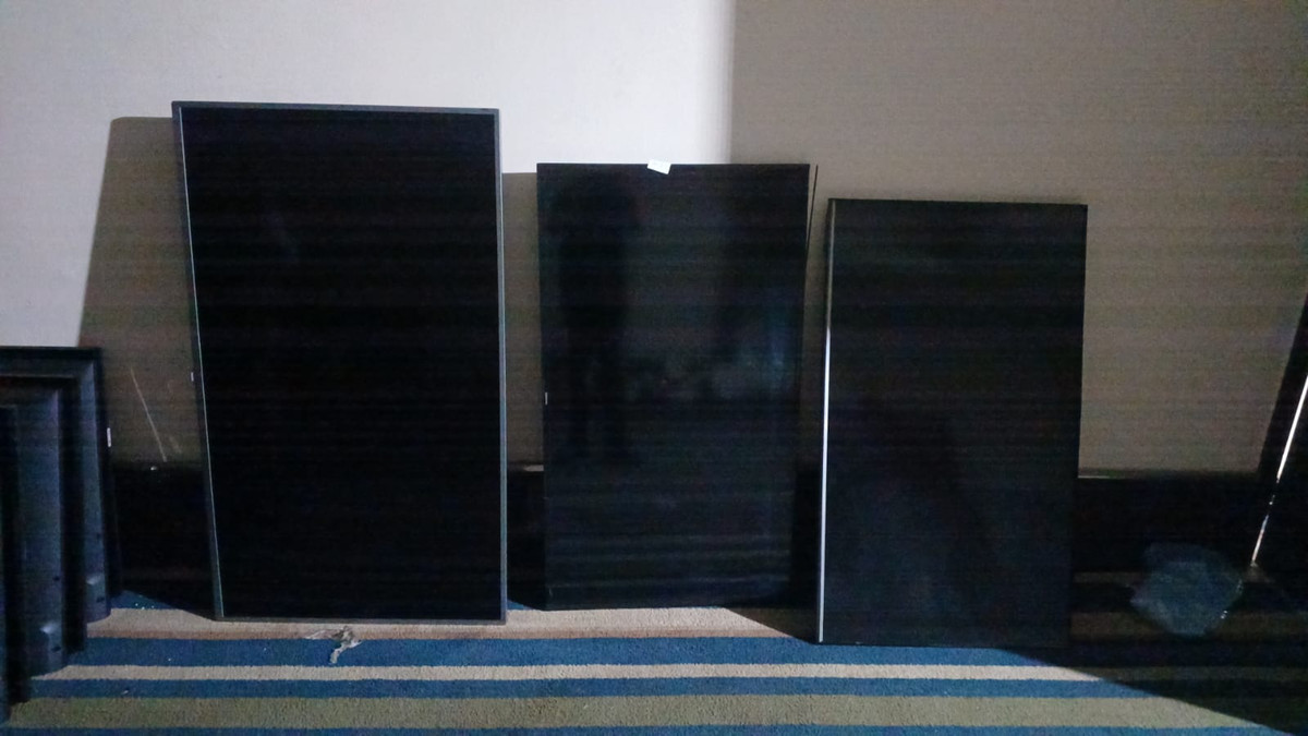 03 TVs com tela trincada