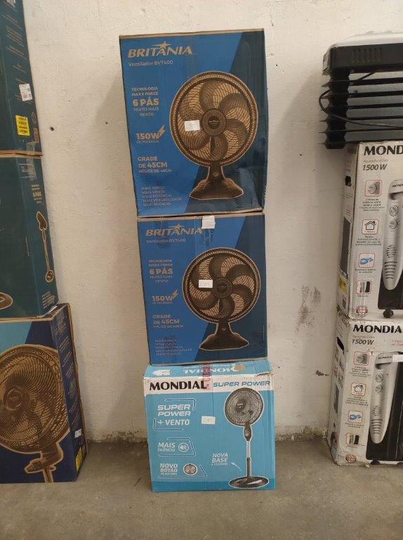 03 Itens Sendo: 02 Ventiladores de Mesa + 01 Ventilador de Coluna