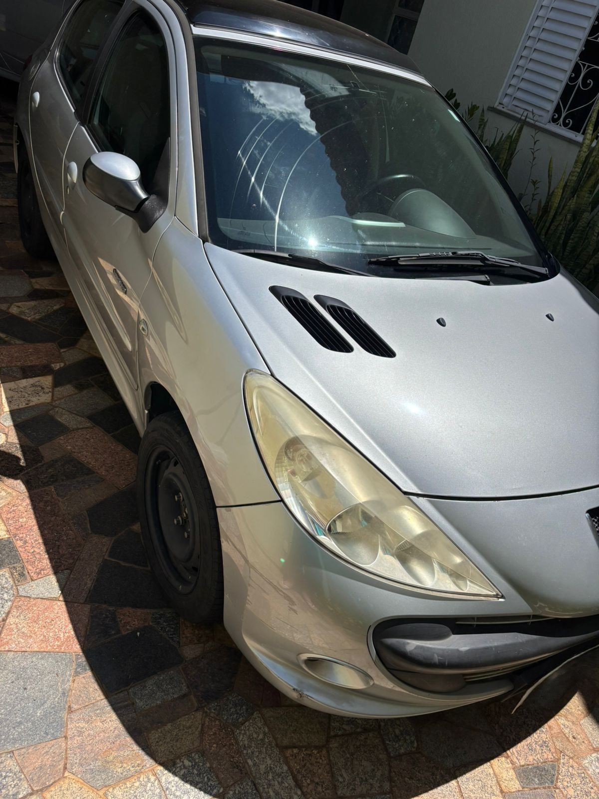 Peugeot 207 5P – Ano 2011 – Cor Prata