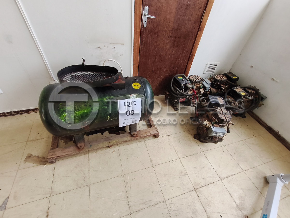 Lote de Compressor de Ar e Motores Diversos - Inservível