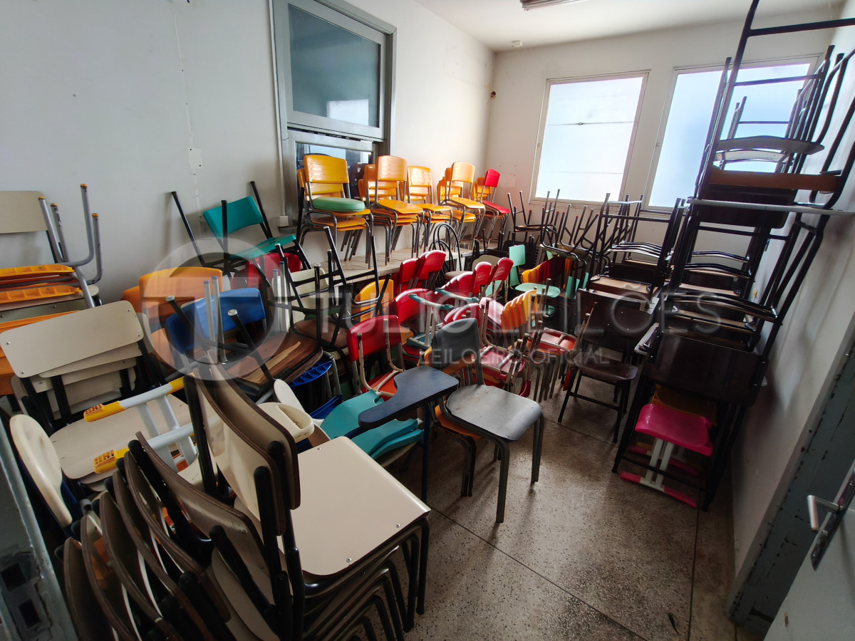 Lote de Cadeiras e Carteiras Escolares - Inservível