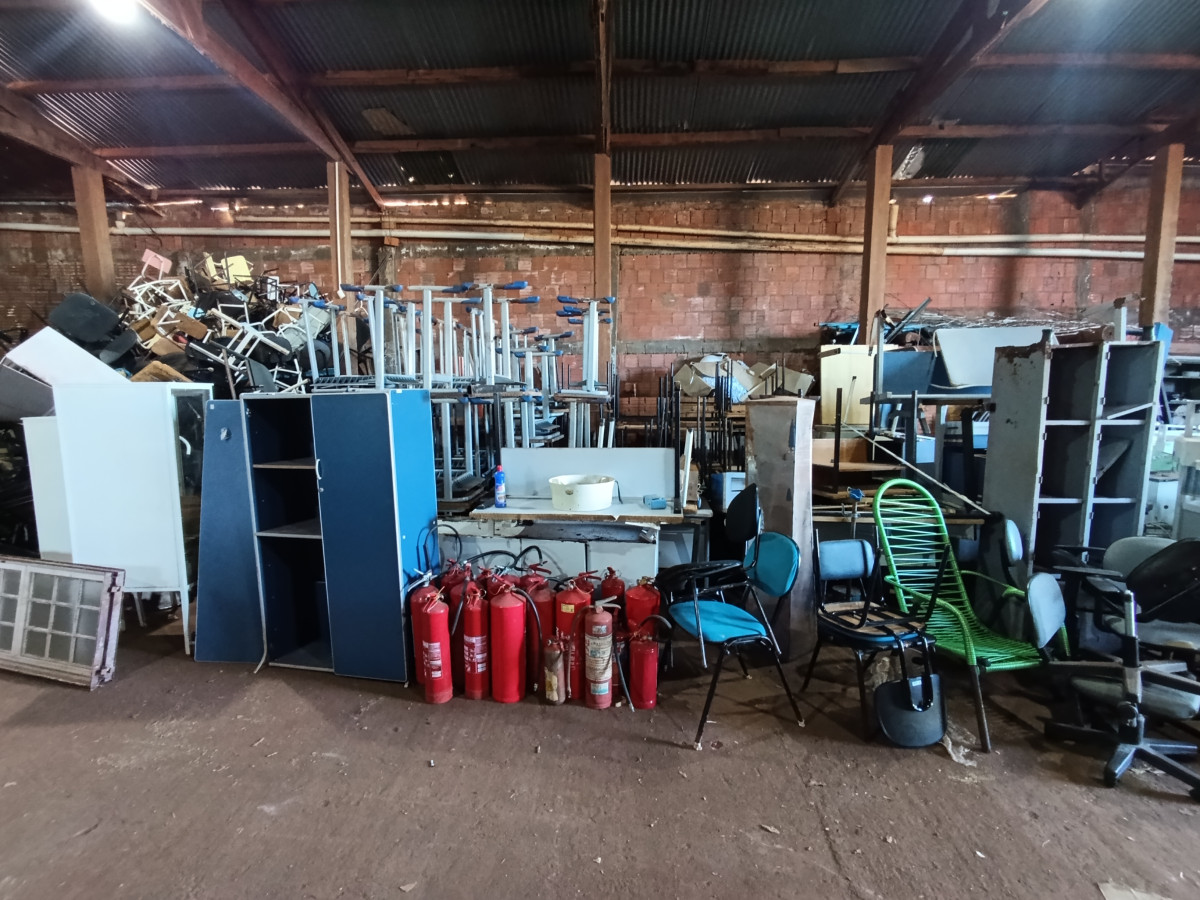 Lote de Cadeiras, Mesas, Armários, Extintores