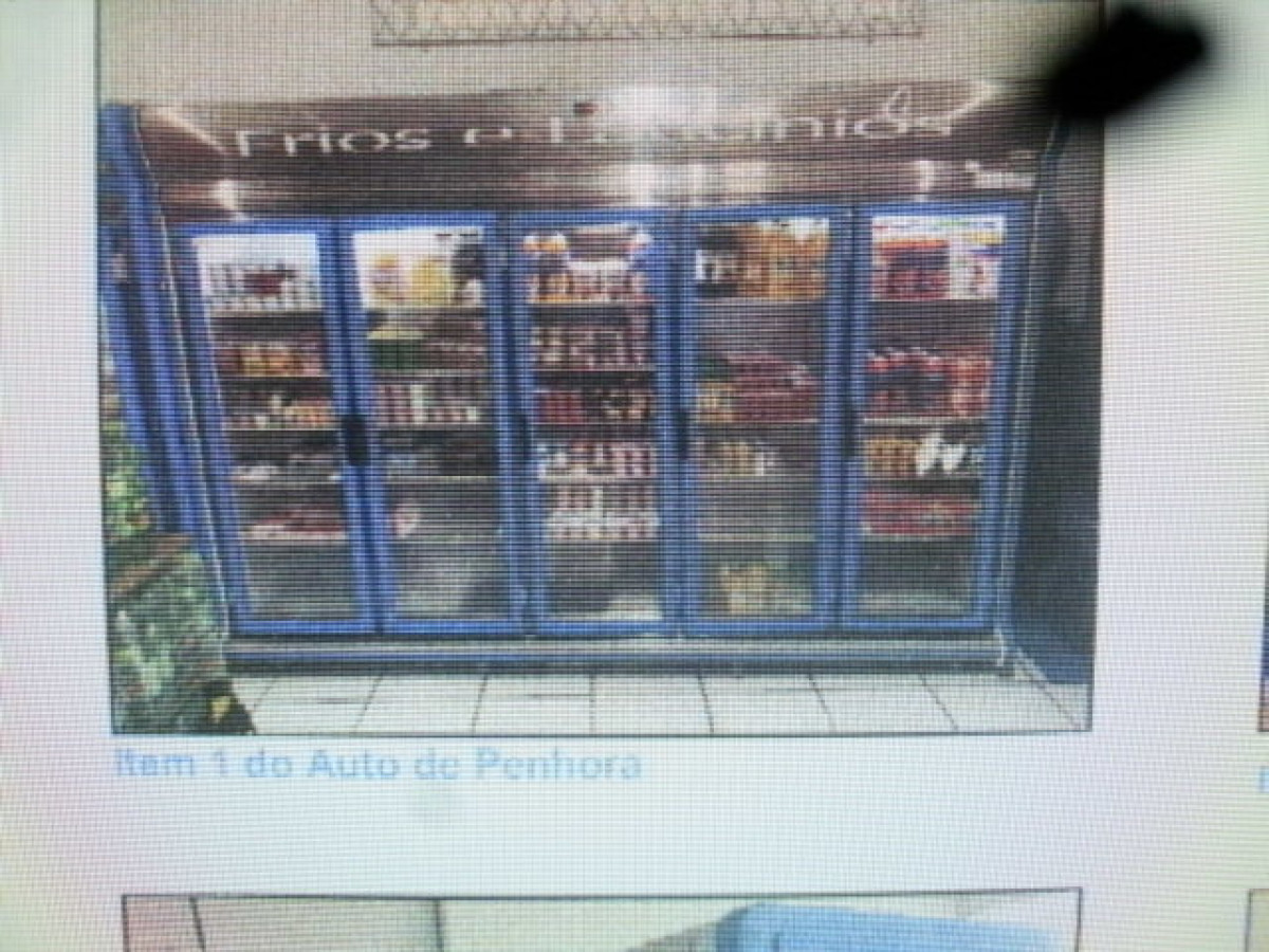 Três Geladeiras expositoras, Marca Refrimate, Côr Azul com 5 portas, cada uma avaliada em R$ 7.000,00, Total: R$ 21.000,00 — foto 1