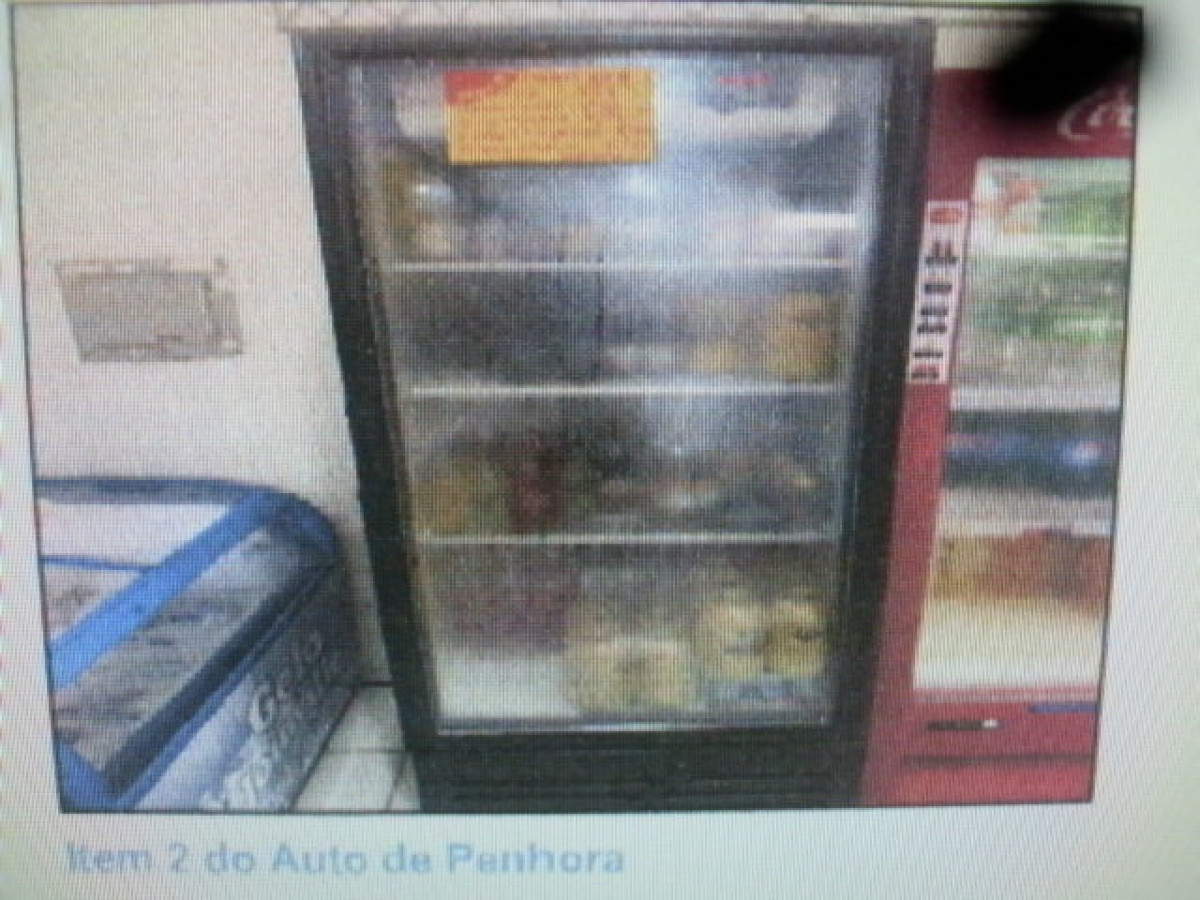 Uma Geladeira Cervejeira Expositora, marca Imbera 1 porta, Côr Preta, avaliada em R$ 2.900,00 — foto 1