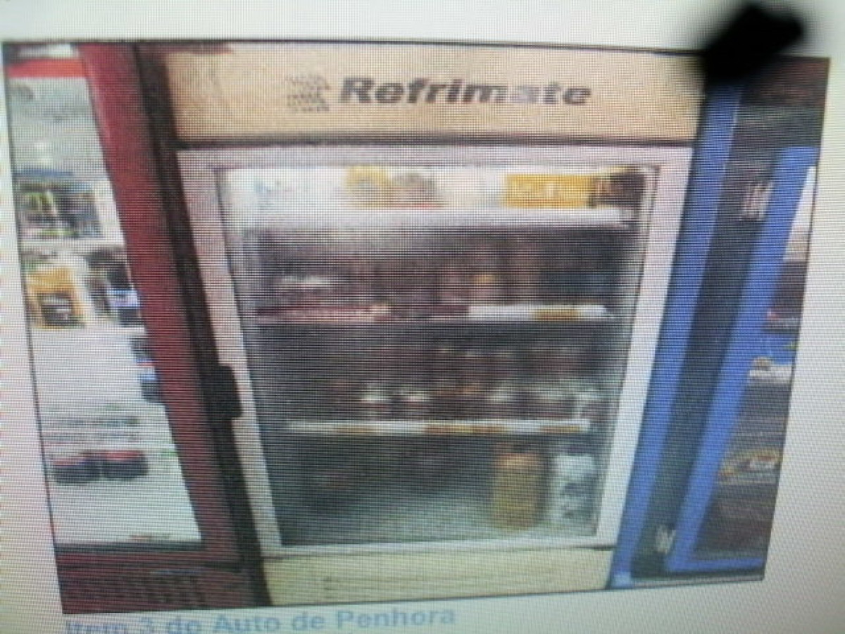 Uma Geladeira Expositora, Marca Refrimate, com uma porta, Côr Branca, Avaliada em R$ 2.500,00 — foto 1