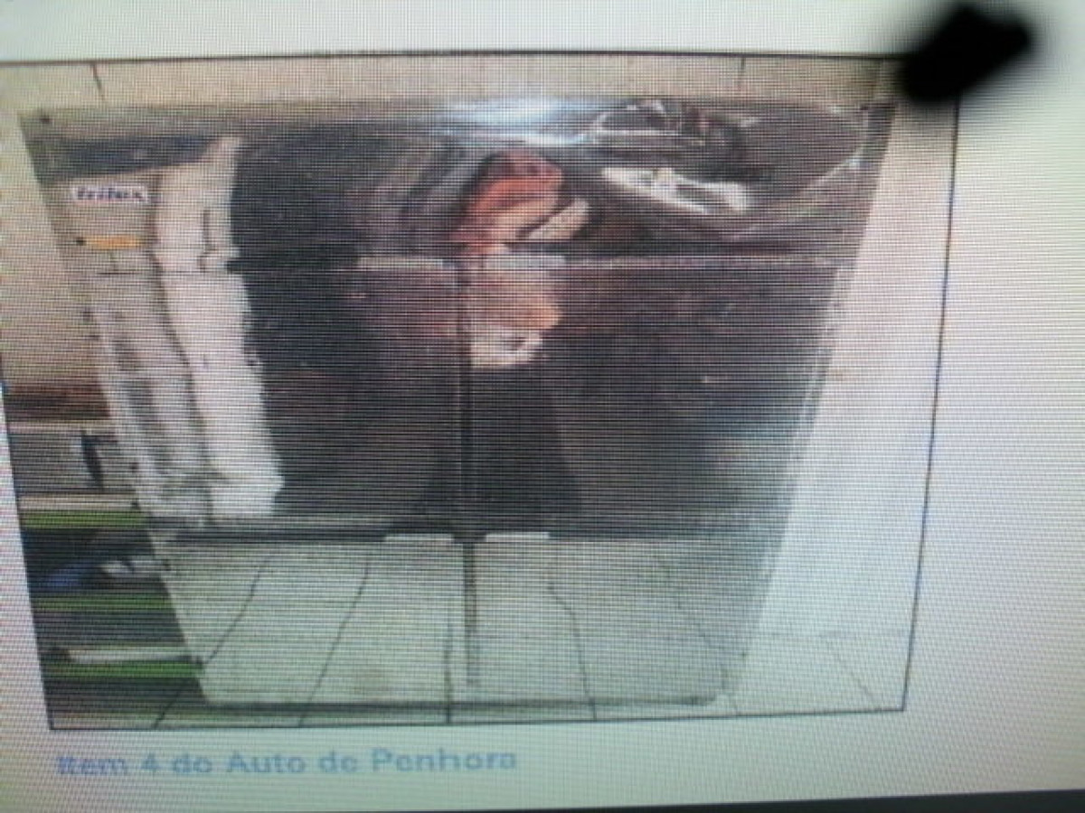 Uma Geladeira Industrial em Aço Inox, Marca Frilux, com 4 portas, Avaliada em R$ 4.000.00 — foto 1