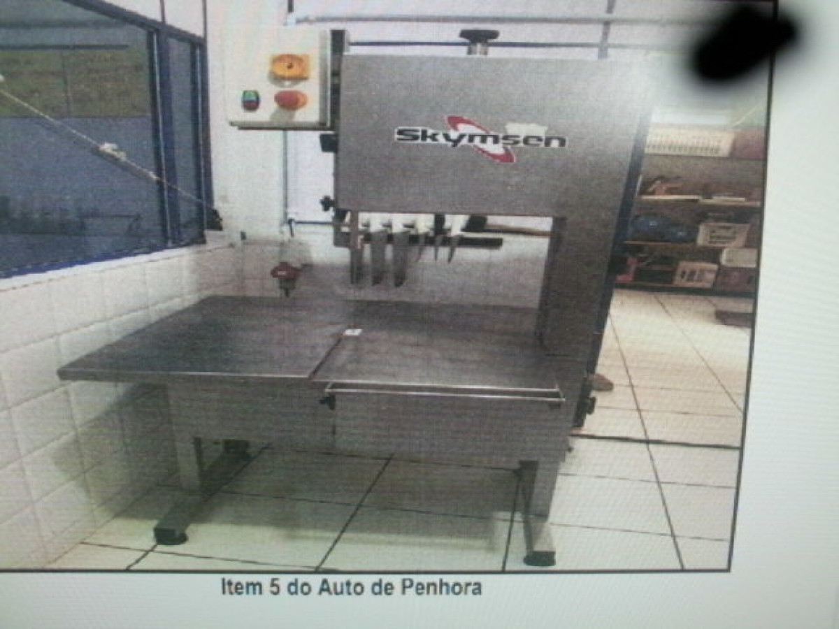 Uma Serra Fita para corte de carne e ossos com mesa regulavel, Avaliada em R$ 12.000,00 — foto 1