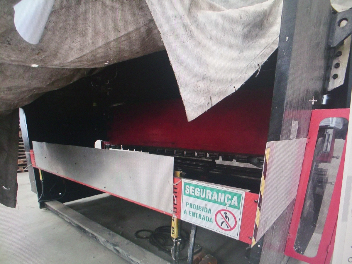 (01) Uma Dobradeira Prensa Hidraulica com Comando Numerico, Mod. MBB-250X4200 — foto 1