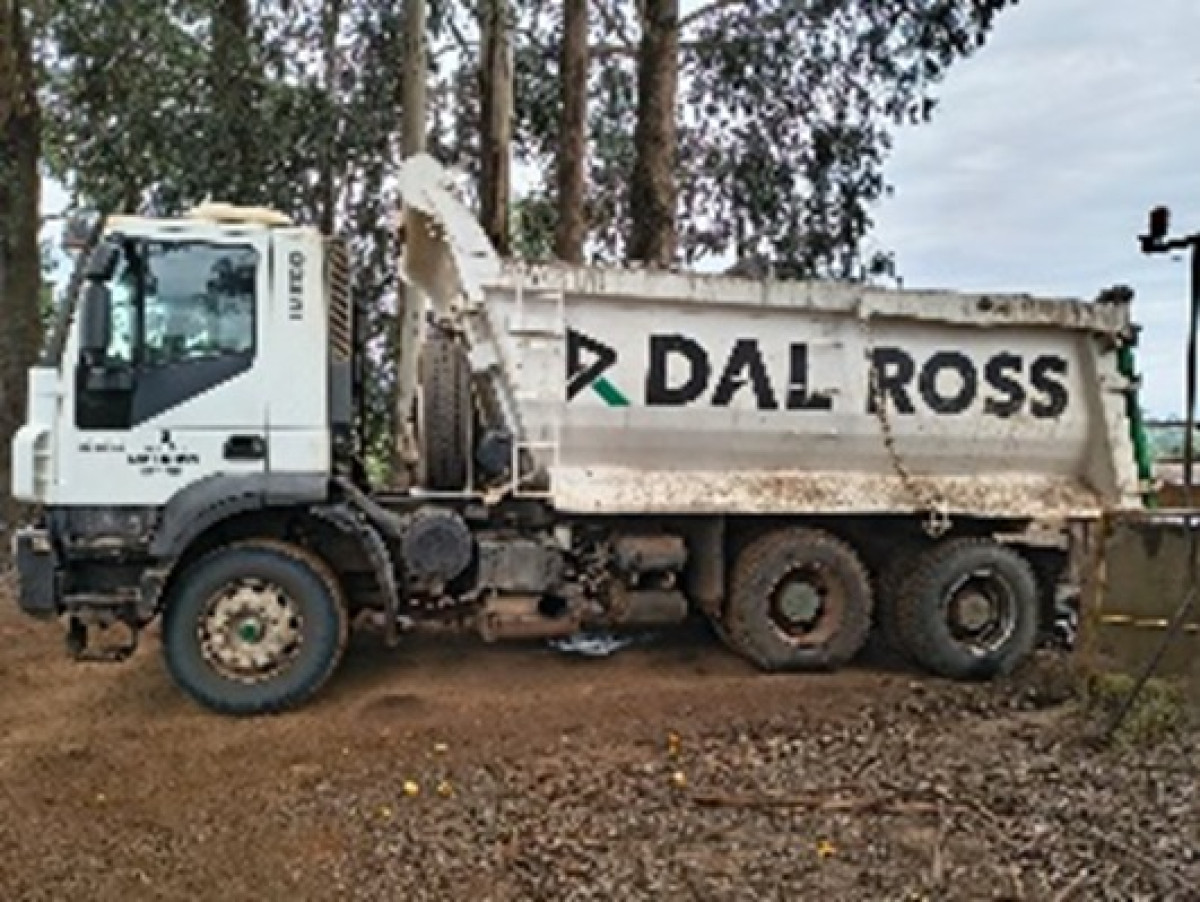 Caminhão IVECO TRAKKER 380T42N 2009/2010 — foto 1